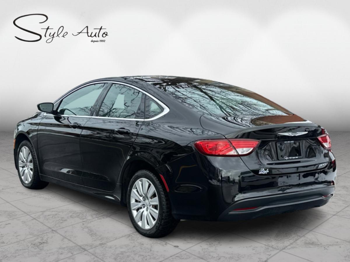 2015 Chrysler 200 - Photo 4