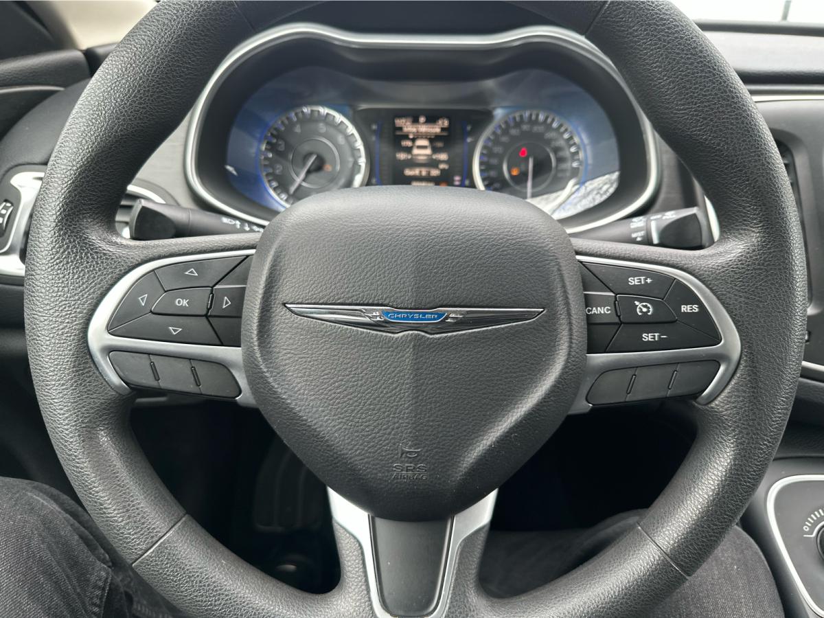 2015 Chrysler 200 - Photo 9