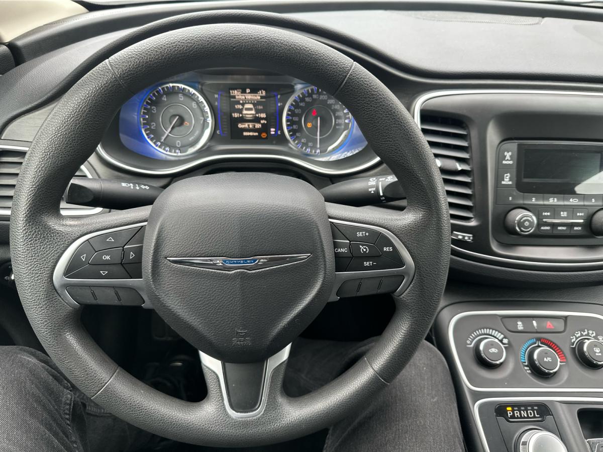 2015 Chrysler 200 - Photo 10