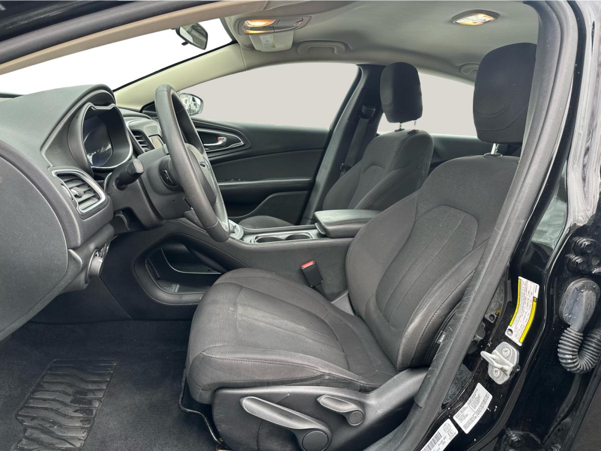 2015 Chrysler 200 - Photo 12