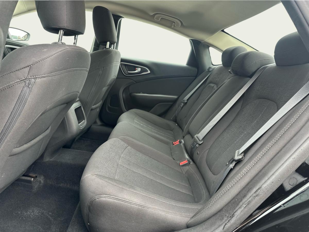 2015 Chrysler 200 - Photo 13