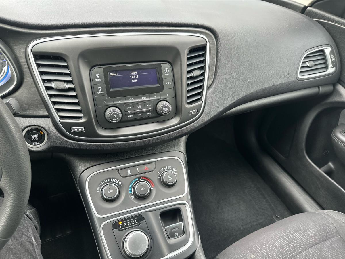 2015 Chrysler 200 - Photo 14