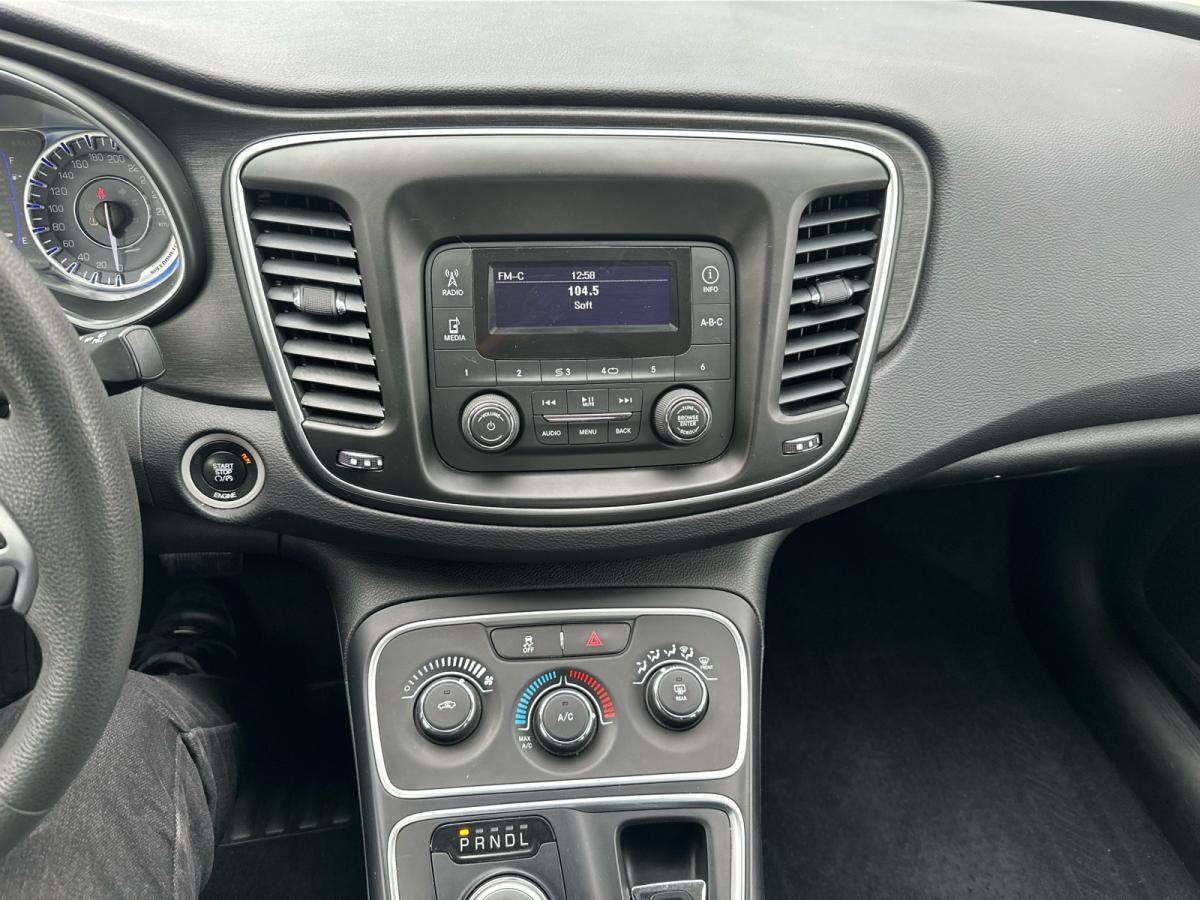 2015 Chrysler 200 - Photo 15